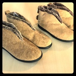 New Acorn Bootie Slippers Faux Chinchilla Tan Soft